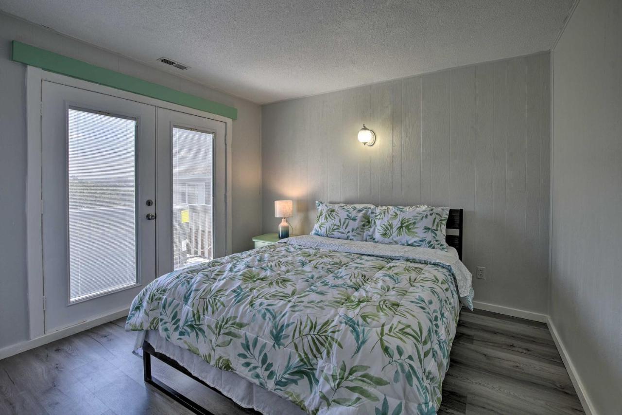 Oak Island Beach Abode With Deck Walk To Shore! Exterior foto