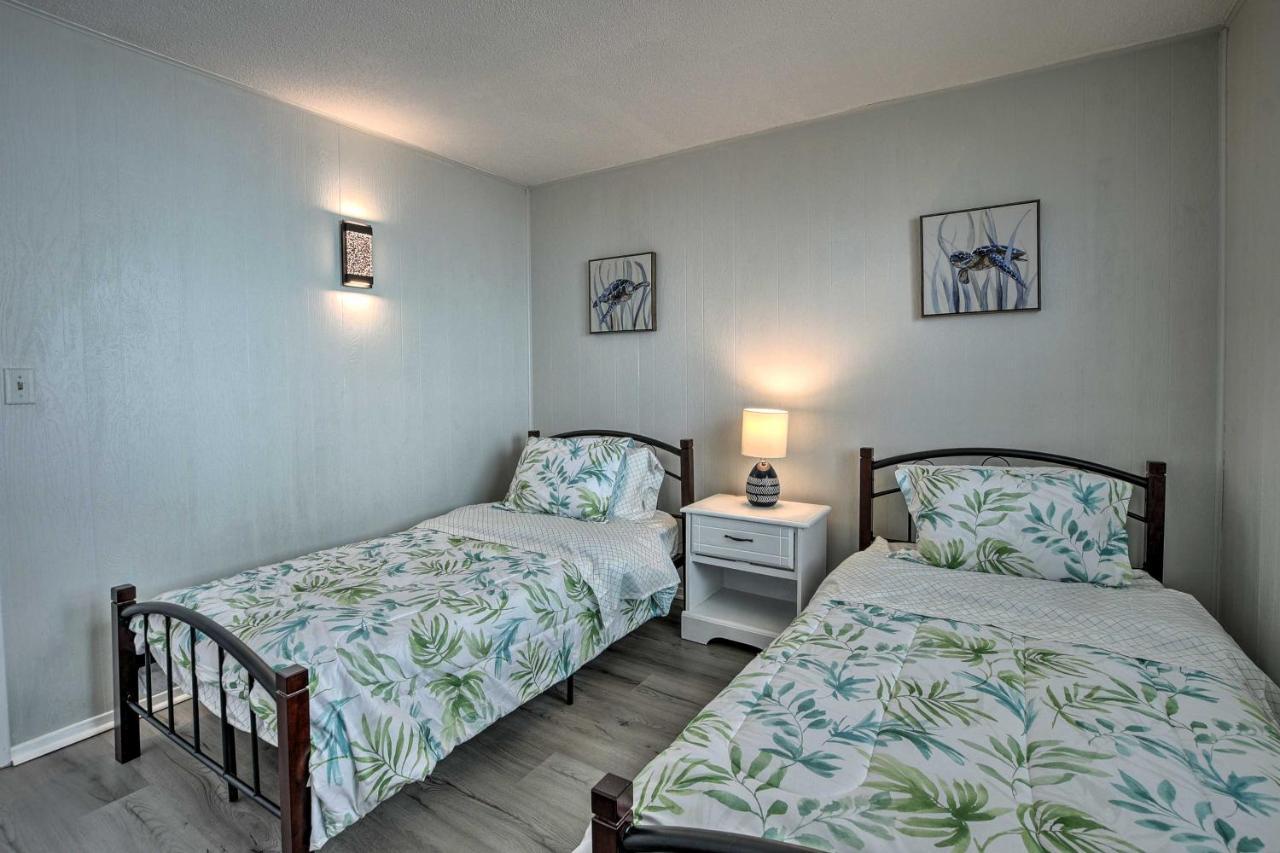 Oak Island Beach Abode With Deck Walk To Shore! Exterior foto